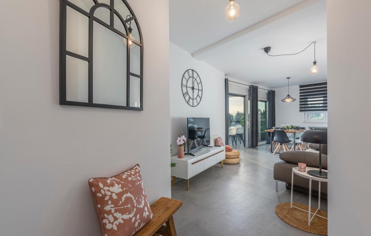 Apart Residence-Galant ロヴィニ エクステリア 写真